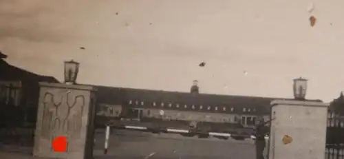 tolles altes Foto  Eingang Flakkaserne in Wittenberg