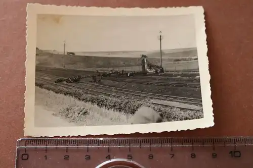 altes Foto zerstörte Bahngleise ?? Ort ??? Hintergrund deutsche Fahrzeuge 