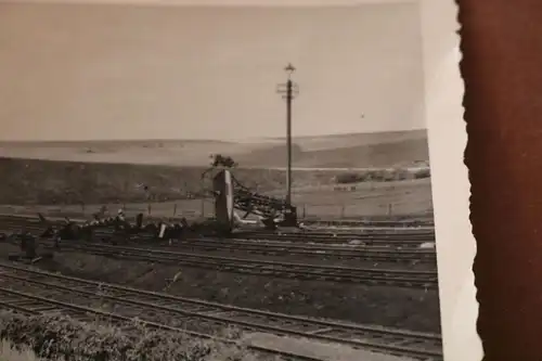 altes Foto zerstörte Bahngleise ?? Ort ??? Hintergrund deutsche Fahrzeuge