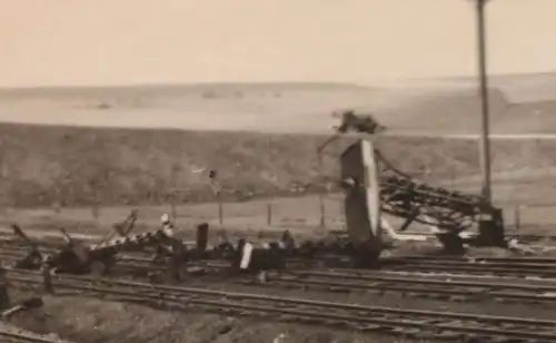 altes Foto zerstörte Bahngleise ?? Ort ??? Hintergrund deutsche Fahrzeuge