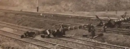 altes Foto zerstörte Bahngleise ?? Ort ??? Hintergrund deutsche Fahrzeuge 