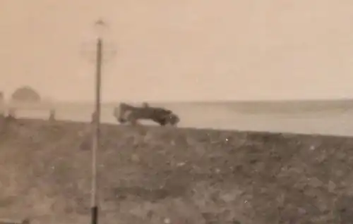 altes Foto zerstörte Bahngleise ?? Ort ??? Hintergrund deutsche Fahrzeuge 