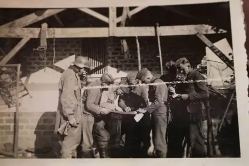 tolles altes Foto  Soldaten und Kradfahrer bei Besprechung Kragenspiegel