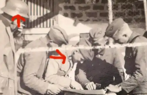tolles altes Foto  Soldaten und Kradfahrer bei Besprechung Kragenspiegel