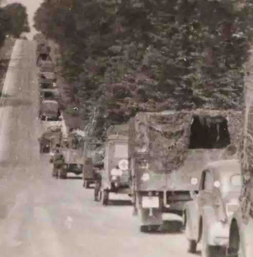 tolles altes Foto - Kolonne LKW´s auf Vormarsch - Kennzeichen