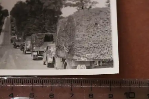 tolles altes Foto - Kolonne LKW´s auf Vormarsch - Kennzeichen