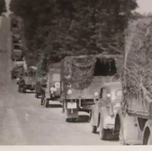 tolles altes Foto - Kolonne LKW´s auf Vormarsch - Kennzeichen