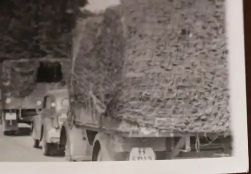 tolles altes Foto - Kolonne LKW´s auf Vormarsch - Kennzeichen