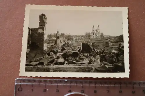  altes Foto zerstörte Stadt - Hintergrund eine Kirche mit zwei Türmen - Ort ??