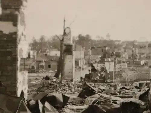 altes Foto zerstörte Stadt - Hintergrund eine Kirche mit zwei Türmen - Ort ??