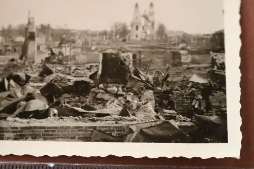 altes Foto zerstörte Stadt - Hintergrund eine Kirche mit zwei Türmen - Ort ??