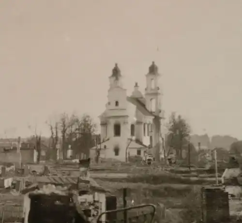 altes Foto zerstörte Stadt - Hintergrund eine Kirche mit zwei Türmen - Ort ??