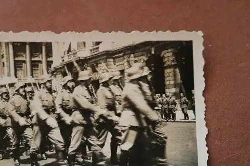 altes Foto Soldaten marschieren durch Stadt - Ort ??rückseitig beschrieben 1940