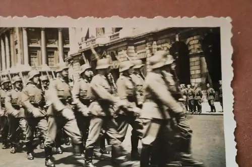 altes Foto Soldaten marschieren durch Stadt - Ort ??rückseitig beschrieben 1940