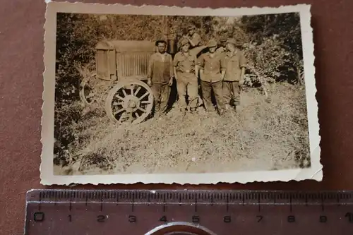 tolles  altes Foto Soldaten Feldmütze - Einheimische gr. Traktor - Russland ?