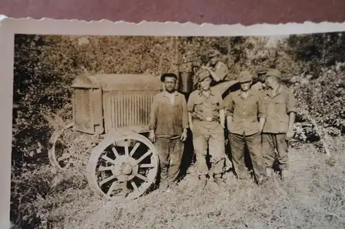 tolles  altes Foto Soldaten Feldmütze - Einheimische gr. Traktor - Russland ?