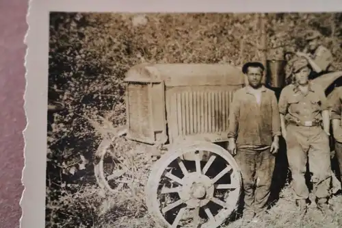 tolles  altes Foto Soldaten Feldmütze - Einheimische gr. Traktor - Russland ?