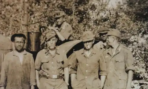 tolles  altes Foto Soldaten Feldmütze - Einheimische gr. Traktor - Russland ?