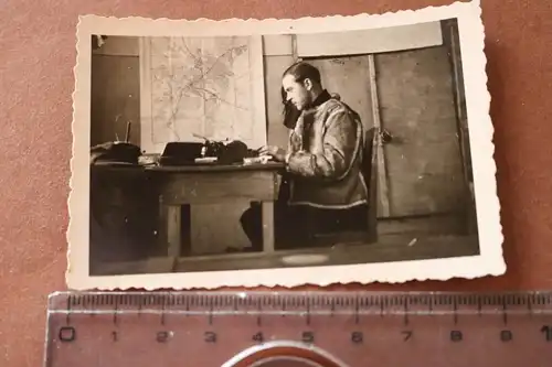 tolles  altes Foto Soldaten mit Felljacke Schreibstube - große Stadtkarte
