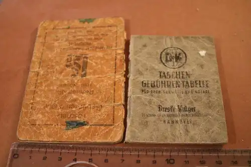 zwei alte Taschen-Gebührentabellen für Rechtsanwälte und Notare 50er Jahre
