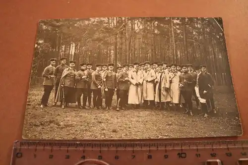 tolles altes Foto - Gruppe Soldaten - Fuchsjagd ?? einer Fuchsschwanz auf Schult