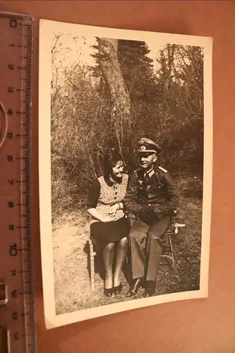 tolles altes Foto - Frau und Soldat mit Schirmmütze  EK Band