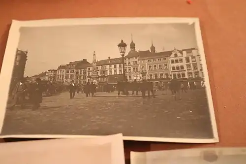 drei tolle alte Fotos - mir unbekannte Stadt - Marktplatz ?? 1900-1920 ?