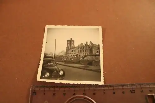 zwei alte Fotos - zerstörte Kirche - Ort ??? Oldtimer 