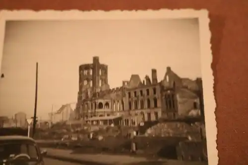 zwei alte Fotos - zerstörte Kirche - Ort ??? Oldtimer