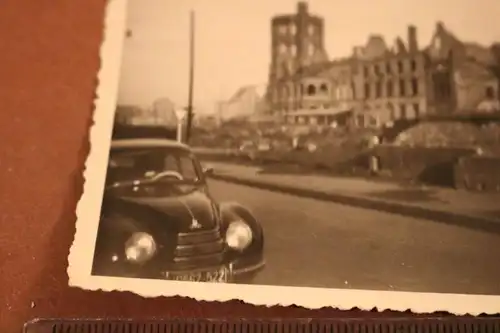 zwei alte Fotos - zerstörte Kirche - Ort ??? Oldtimer 