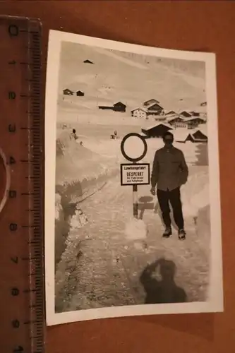 altes Foto - Mann posiert am Schild Lawinengefahr gesperrt  60-70er Jahre