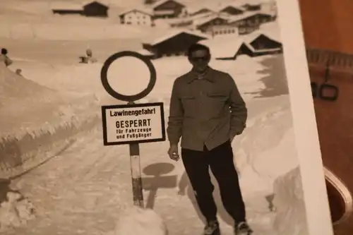 altes Foto - Mann posiert am Schild Lawinengefahr gesperrt  60-70er Jahre