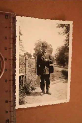 tolles altes Foto - Postbote, Briefträger , unbekannte Uniform ?? 