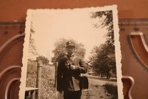 tolles altes Foto - Postbote, Briefträger , unbekannte Uniform ?? 