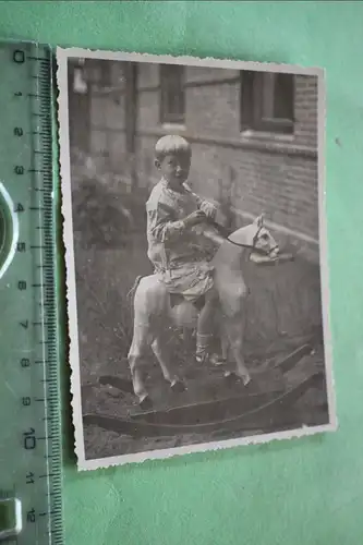 tolles altes Foto - kleiner Junge auf Schaukelpferd - 1927