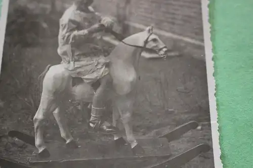 tolles altes Foto - kleiner Junge auf Schaukelpferd - 1927