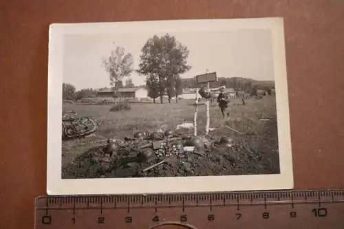 altes Foto - Soldatengräber ? Grab ? viele Helme - Russland ??