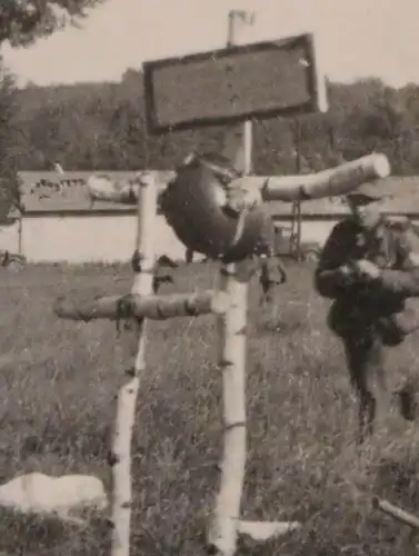 altes Foto - Soldatengräber ? Grab ? viele Helme - Russland ??