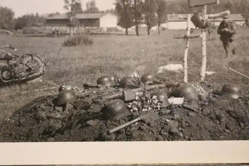 altes Foto - Soldatengräber ? Grab ? viele Helme - Russland ??