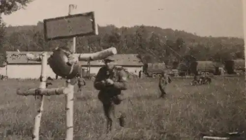 altes Foto - Soldatengräber ? Grab ? viele Helme - Russland ??