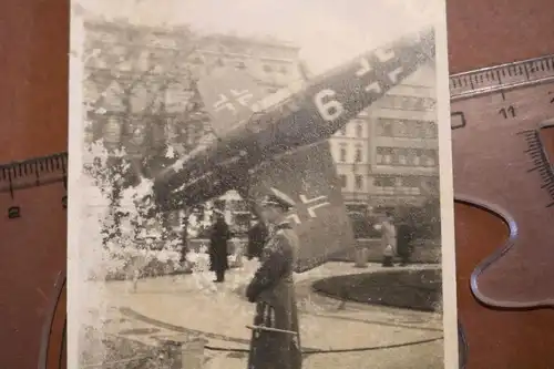 tolles altes Foto - Modell BF 109 in einer Stadt - Tag der Wehrmacht - Ort ???