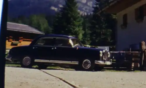 tolles altes Farbdia  - mit dem Oldtimer Mercedes in den Bergen