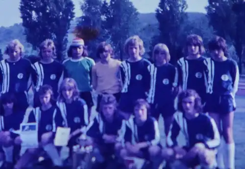 tolles altes Farbdia  - Fussballmannschaft Jugend - 70-80er Jahre ?