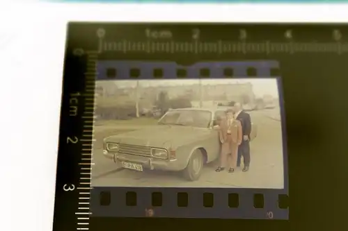 altes Farbnegativ - Vater und Sohn mit Oldtimer Ford Taunus 17m 