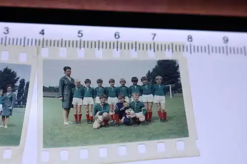 drei alte Farbdias - Fussballmannschaft Jugend - Kinder - 60-70er Jahre `?