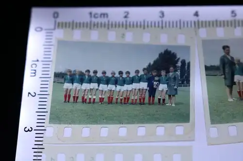 drei alte Farbdias - Fussballmannschaft Jugend - Kinder - 60-70er Jahre `?