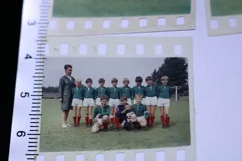 drei alte Farbdias - Fussballmannschaft Jugend - Kinder - 60-70er Jahre `?