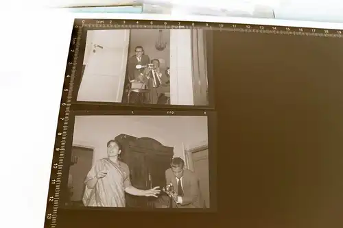 zwei tolle alte Negative - Fotograf bei der Arbeit - Fotokamera