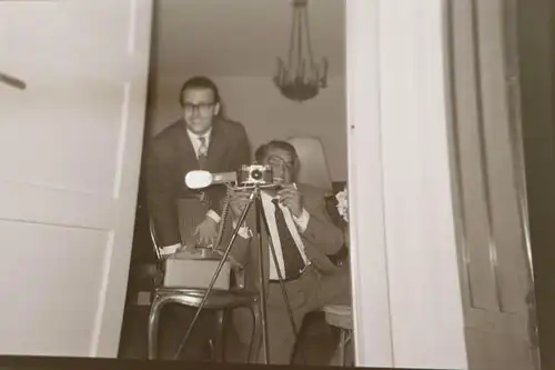 zwei tolle alte Negative - Fotograf bei der Arbeit - Fotokamera