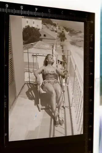 tolles altes Negativ - Frau im Bikini sonnt sich auf Balkon